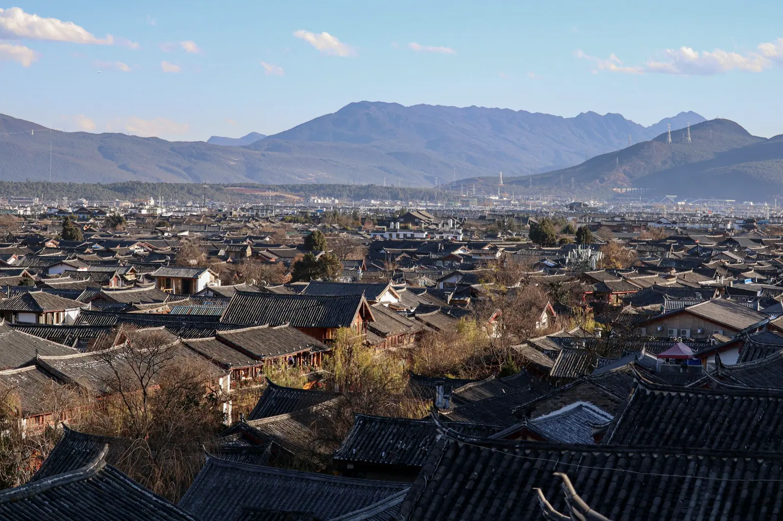 远山下一整片灰色的老城瓦屋顶