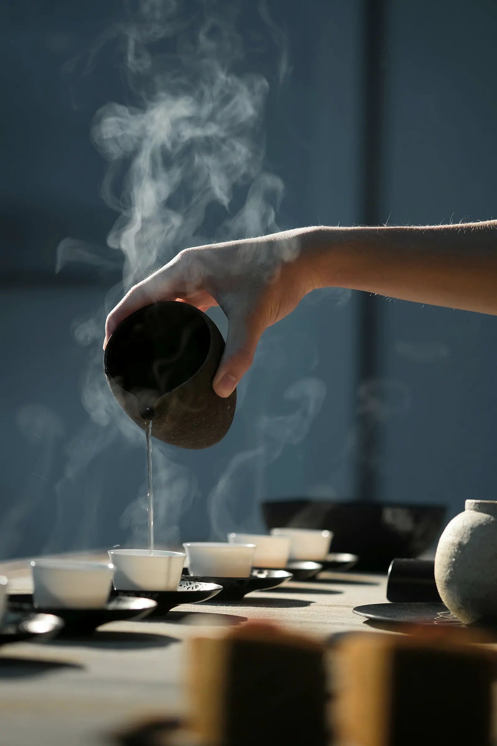 热水从壶嘴倾泻而下,蒸汽升起
